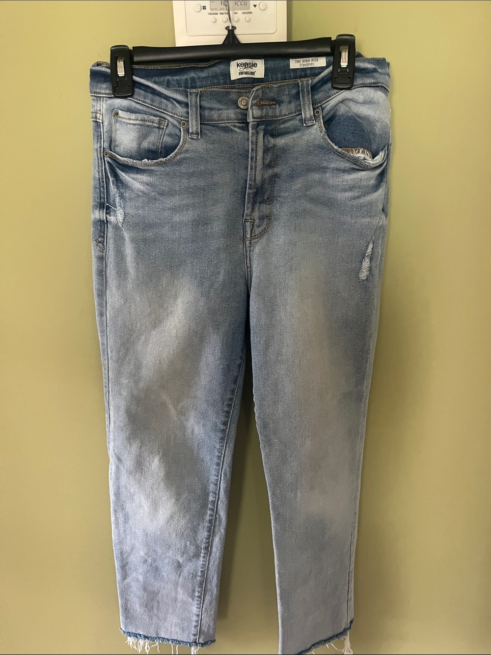 Kensie Vintage Luxe Line Light Blue Wash Cropped Ankle Frayed Jeans. Size 8.